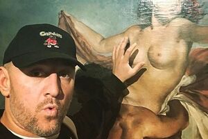 Потап опублікував знімок, для якого позував без верхньої частини одягу