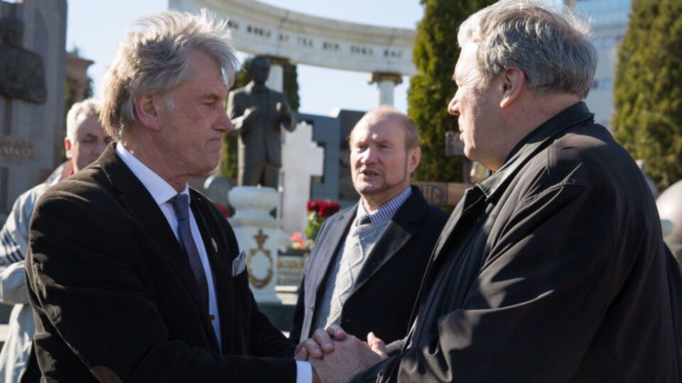Экс-президент Украины Виктор Ющенко и сын Дмитрия Гнатюка Андрей на открытии памятника