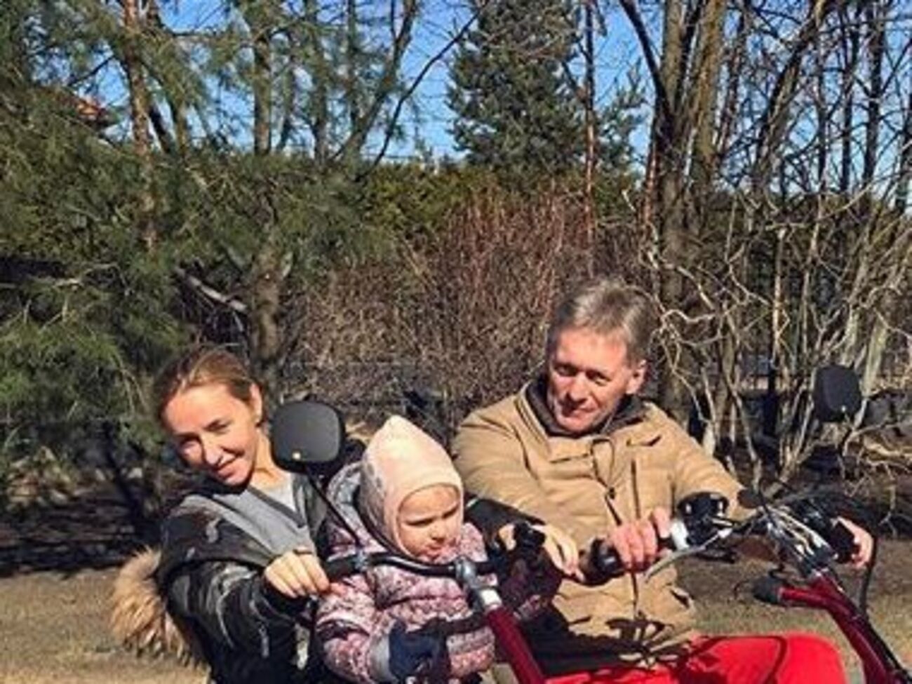 Навка показала, как ее семья проводит досуг