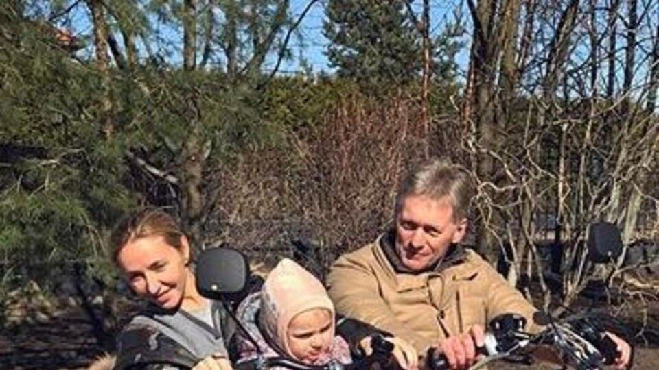 Навка показала, как ее семья проводит досуг