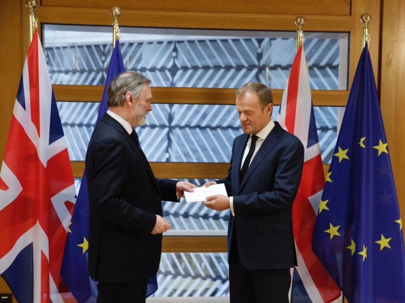 Туску доставили лист Мей