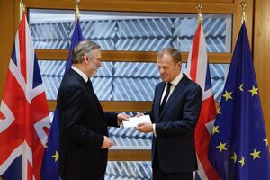 Туску доставили лист Мей