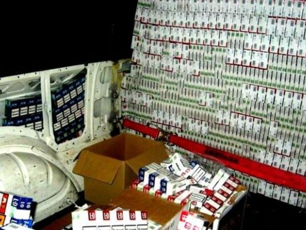 Під виглядом дипломатичного вантажу контрабандисти намагалися вивезти з України велику партію тютюнових виробів