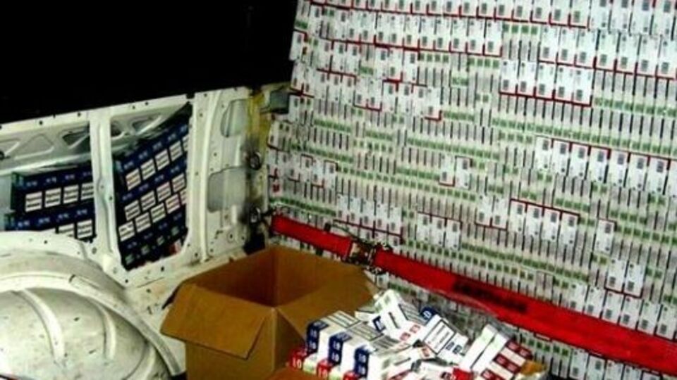 Під виглядом дипломатичного вантажу контрабандисти намагалися вивезти з України велику партію тютюнових виробів