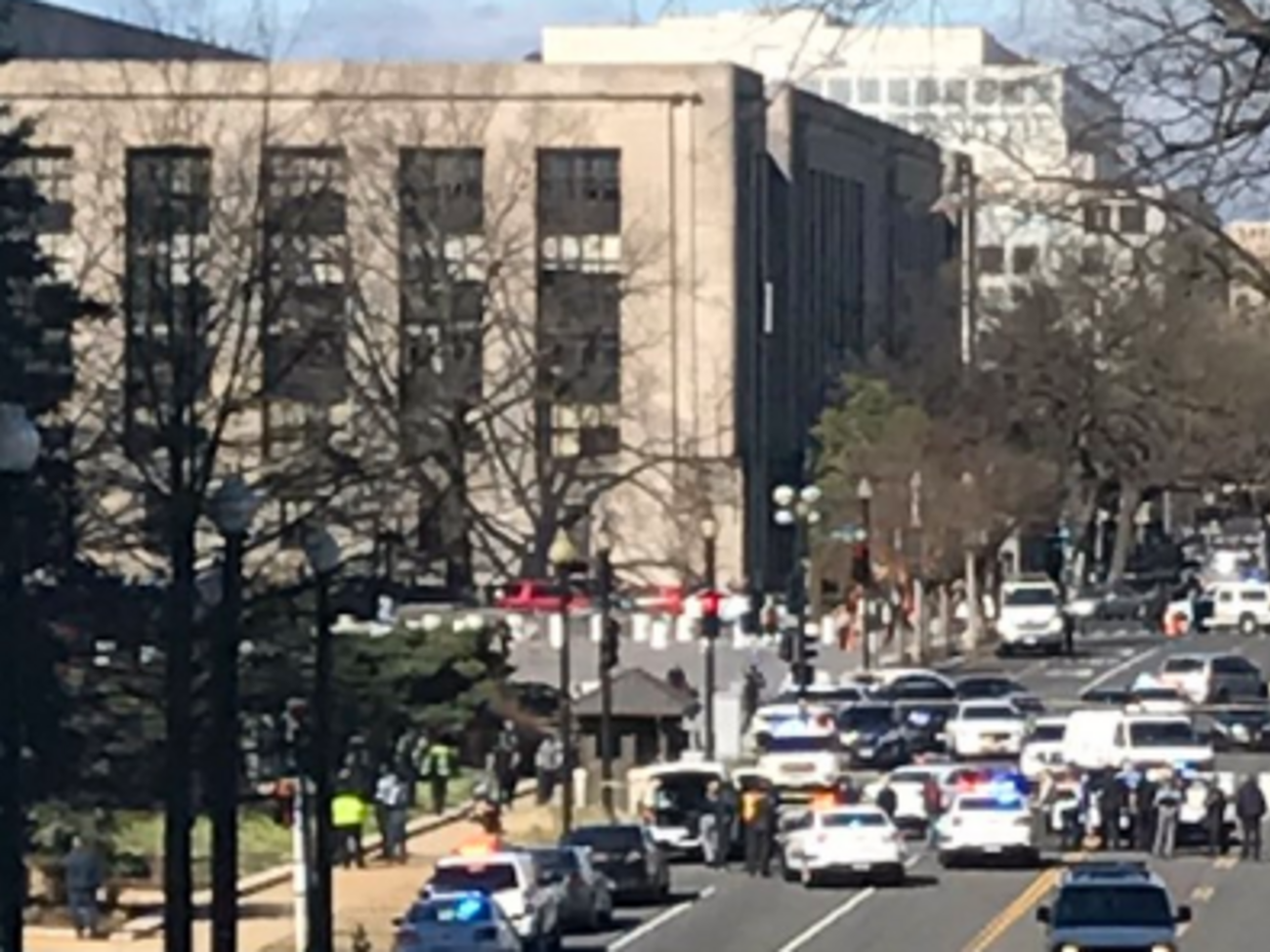 У здания Конгресса в Вашингтоне один из водителей врезался в автомобиль патрульных полицейских