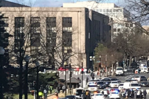 У здания Конгресса в Вашингтоне один из водителей врезался в автомобиль патрульных полицейских