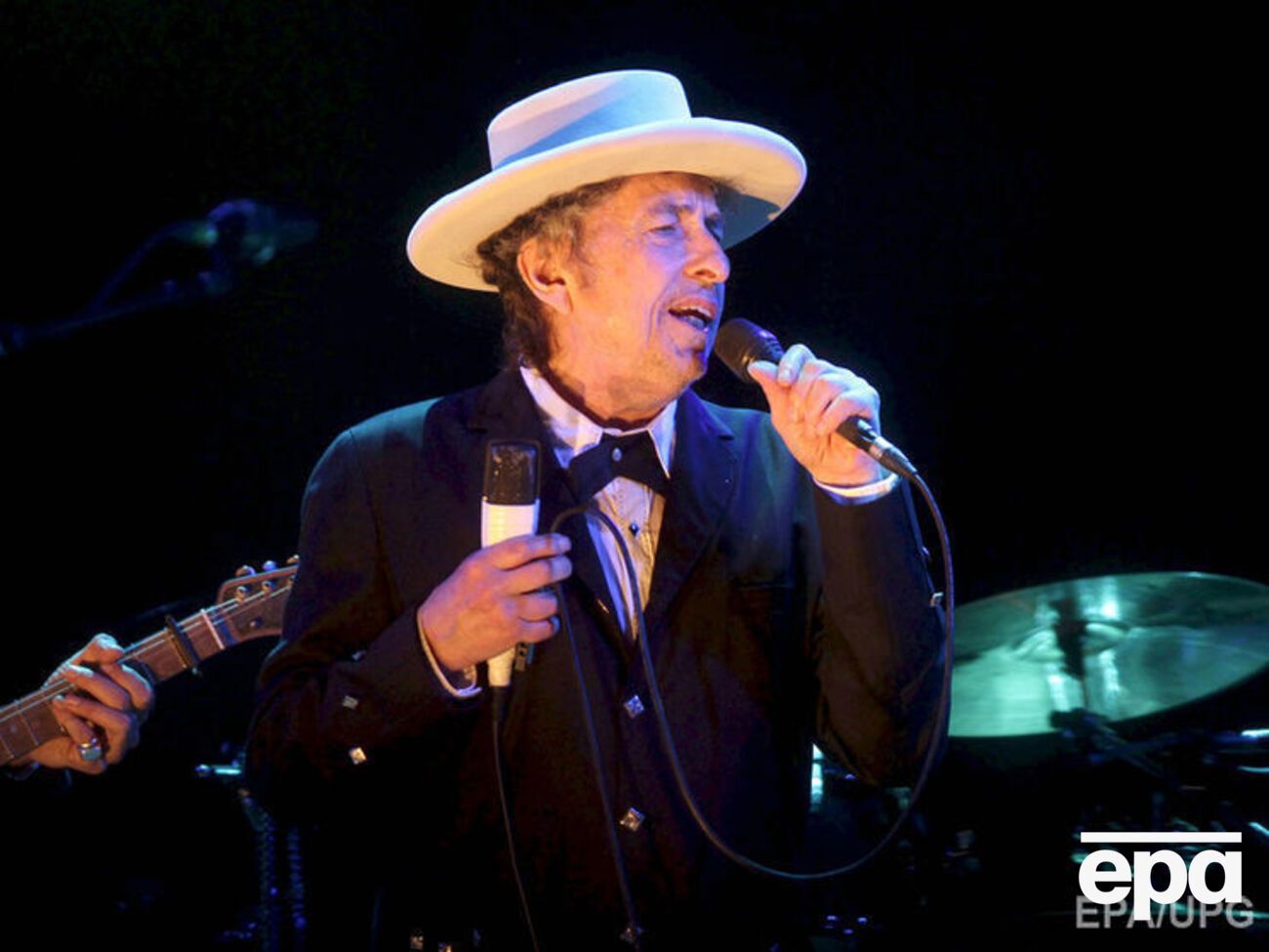 Дилан согласился получить награду в Стокгольме