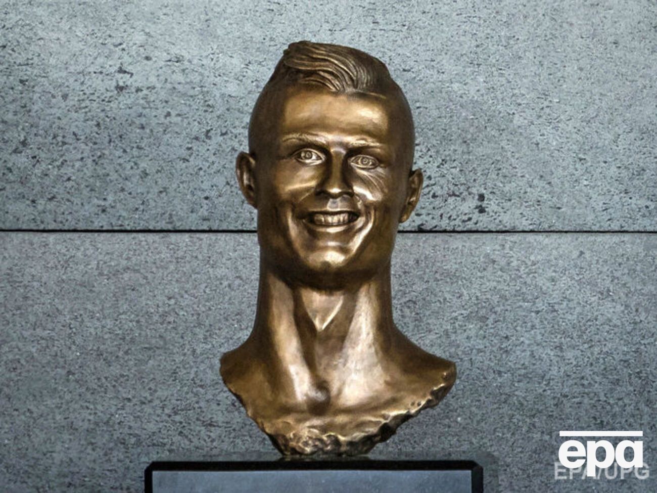 Бюст, который должен изображать Роналду