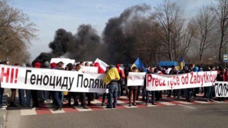 Невідомі намагалися перекрити дорогу біля села Гряда Львівської області