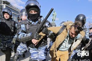 26 березня в Москві, Петербурзі та інших містах Росії відбулися демонстрації з вимогою відставки прем'єр-міністра Росії Дмитра Медведєва