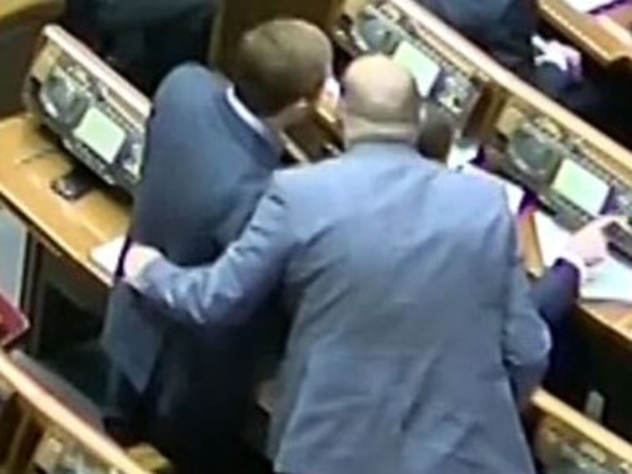 Двоє народних обранців по-дружньому прикрили один одного