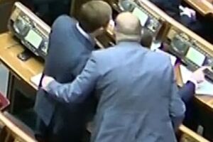 Двоє народних обранців по-дружньому прикрили один одного
