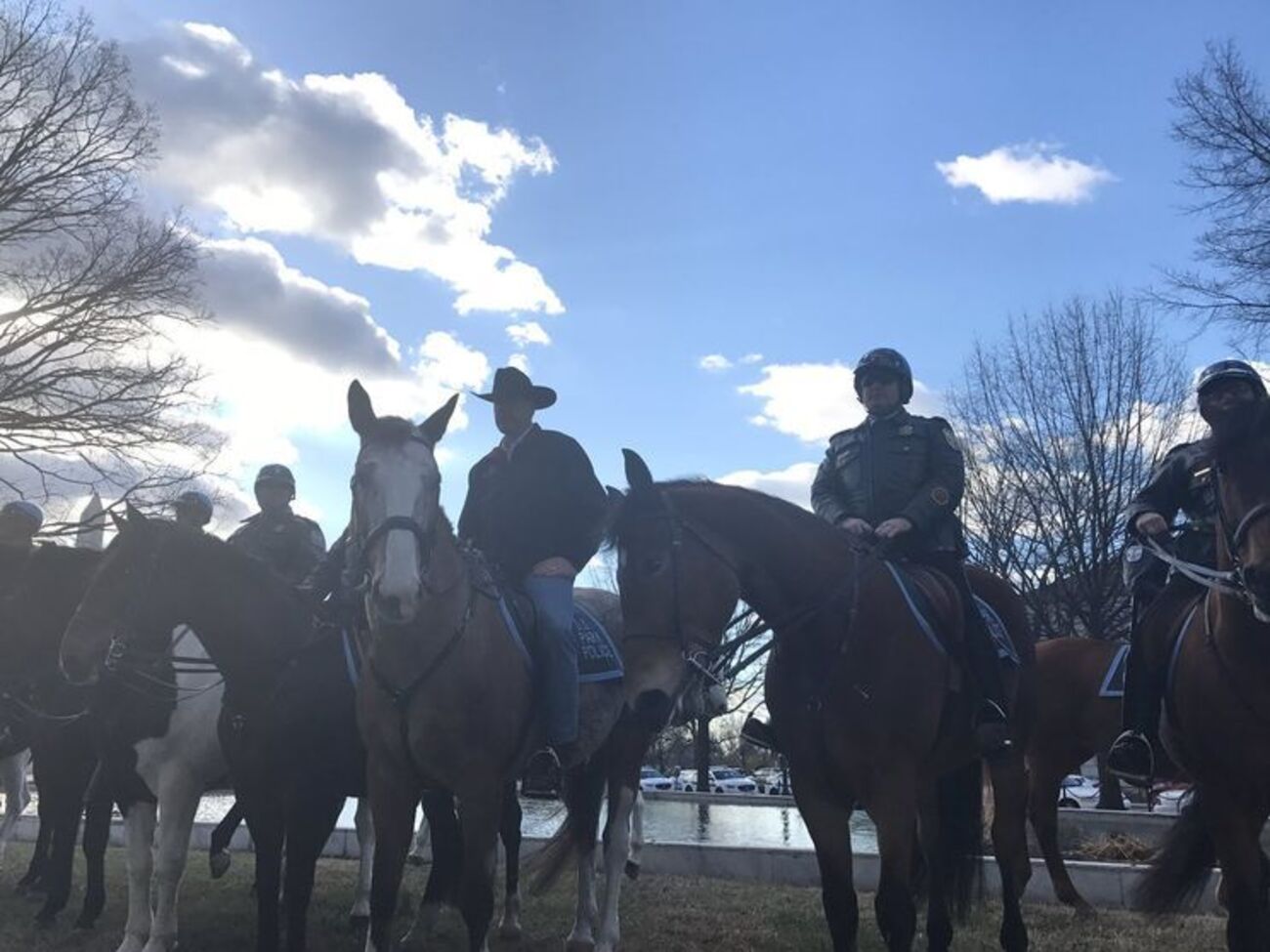 Зинке (в ковбойской шляпе) начал работу на новой должности верхом на лошади