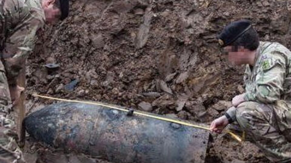 Бомбу обезвреживают военные саперы
