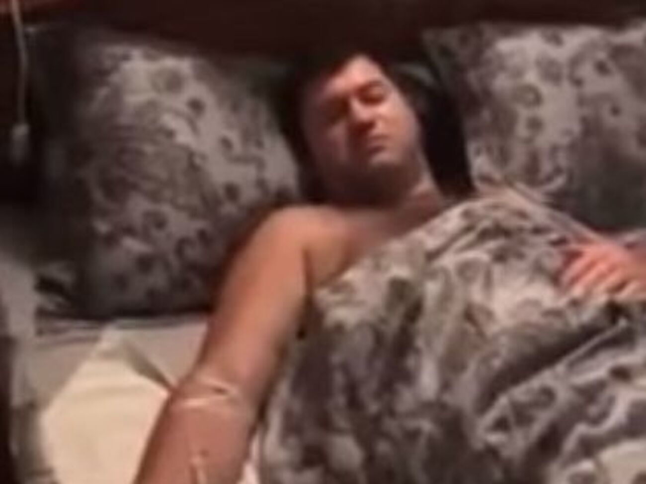 У підписі сказано, що підозру зачитували, коли Насіров спав