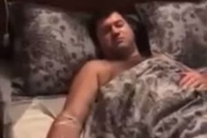 У підписі сказано, що підозру зачитували, коли Насіров спав