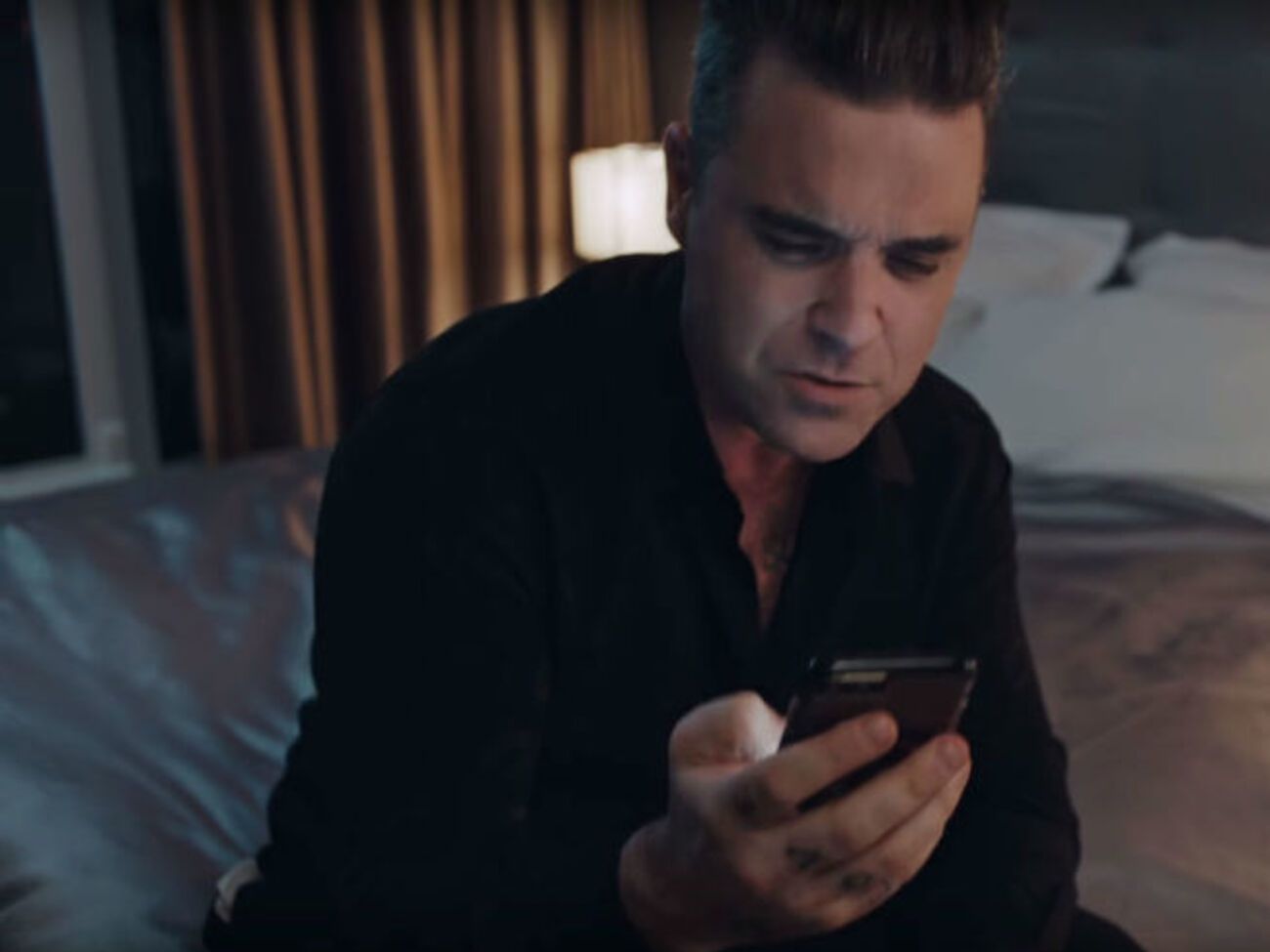 Уильямс в клипе исполнил роль парня, ожидающего свою возлюбленную в одиночестве