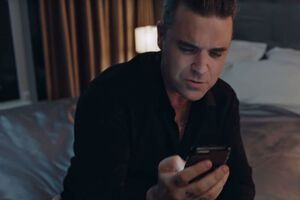 Уильямс в клипе исполнил роль парня, ожидающего свою возлюбленную в одиночестве