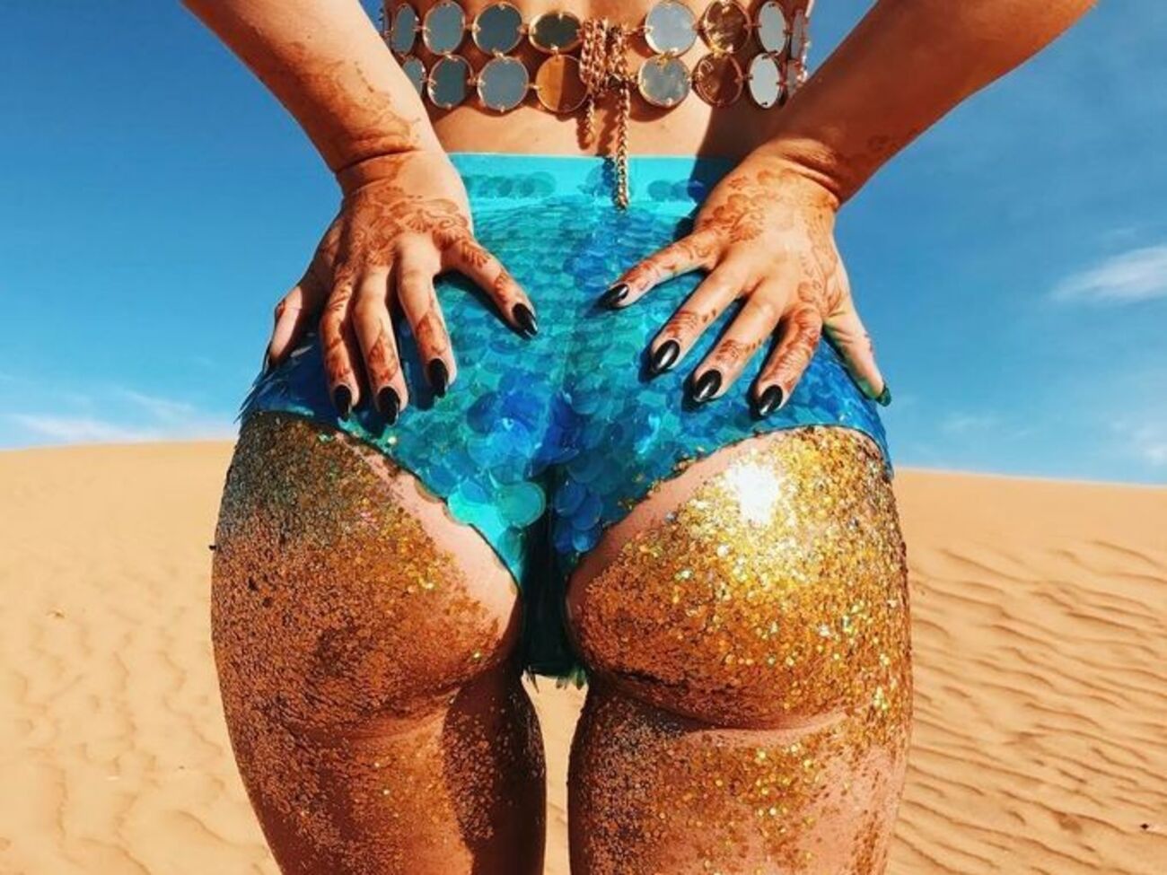 В сети стали популярными попы в блестках