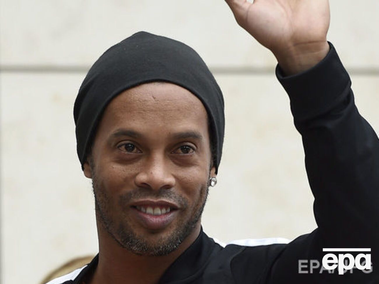 Роналдиньо презентовал сольную композицию