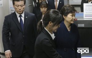 Пак Кын Хе (справа) арестовали по запросу прокуратуры