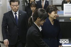 Пак Кын Хе (справа) арестовали по запросу прокуратуры