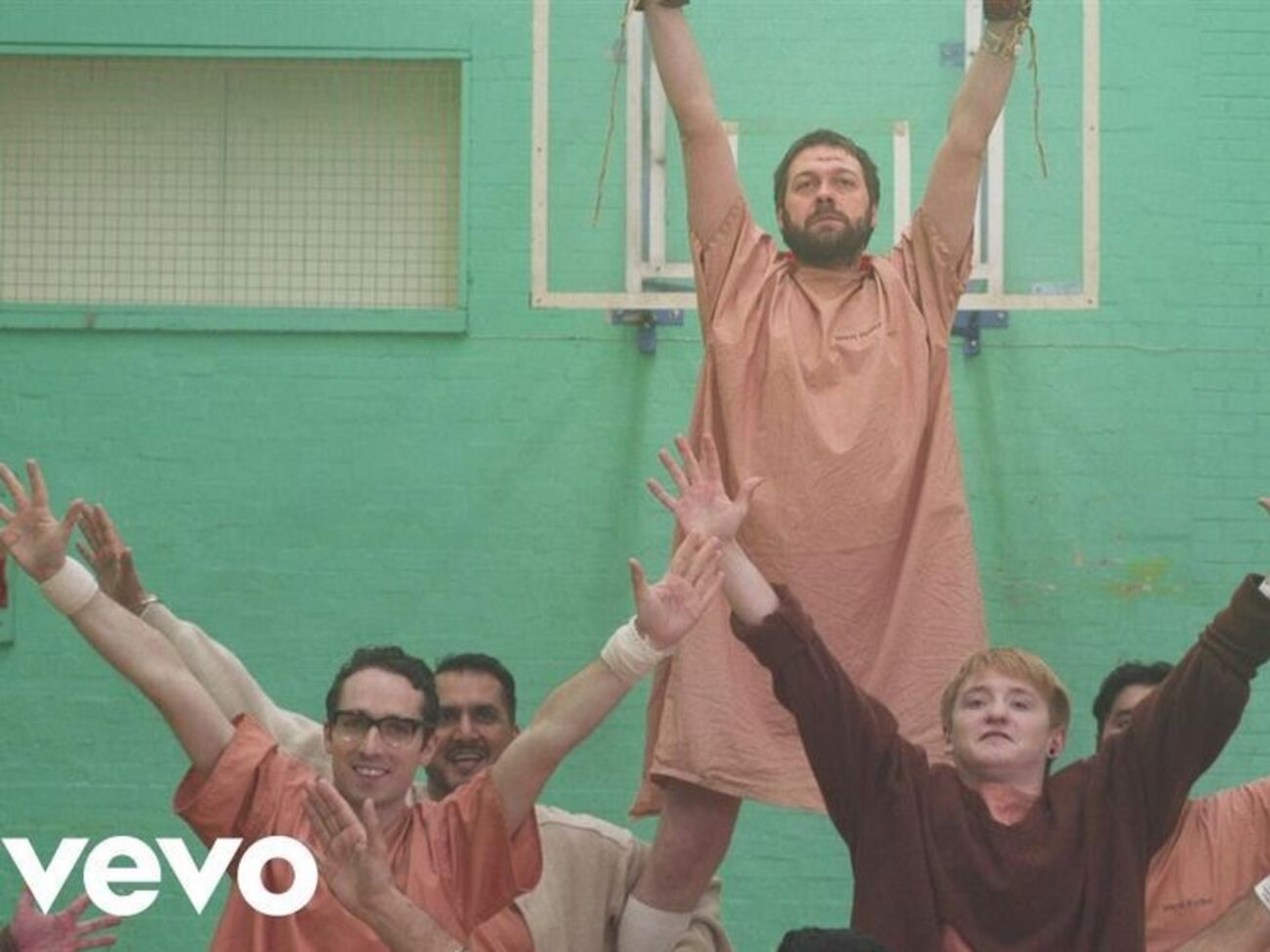 Музыканты исполнили роли пациентов психбольницы