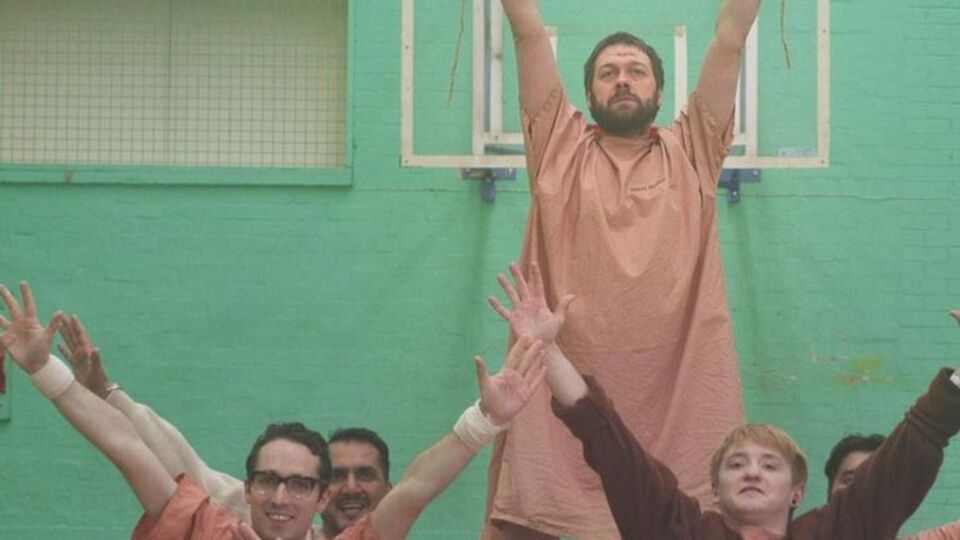 Музыканты исполнили роли пациентов психбольницы