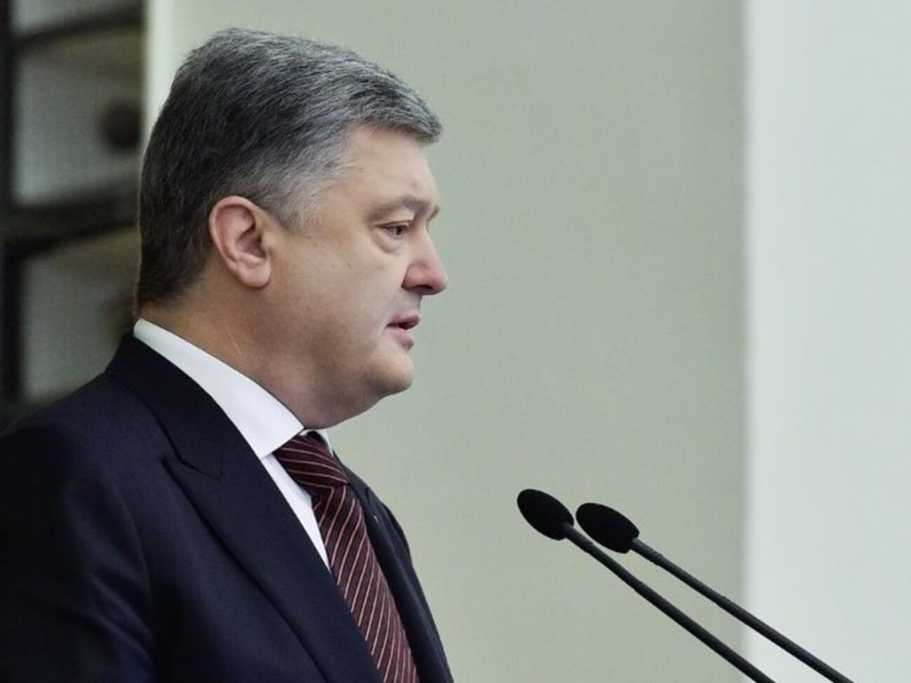 По словам Порошенко, для выполняющих боевые задачи на второй линии надбавку увеличат на 1100 грн