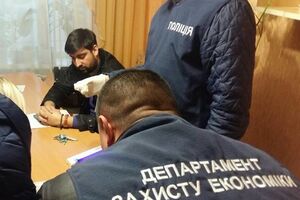 За даними правоохоронців, Зінов'єв вимагав 10 тис. грн від підприємця