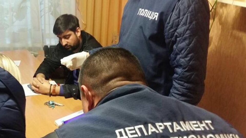 По данным правоохранителей, Зиновьев требовал 10 тыс. грн от предпринимателя