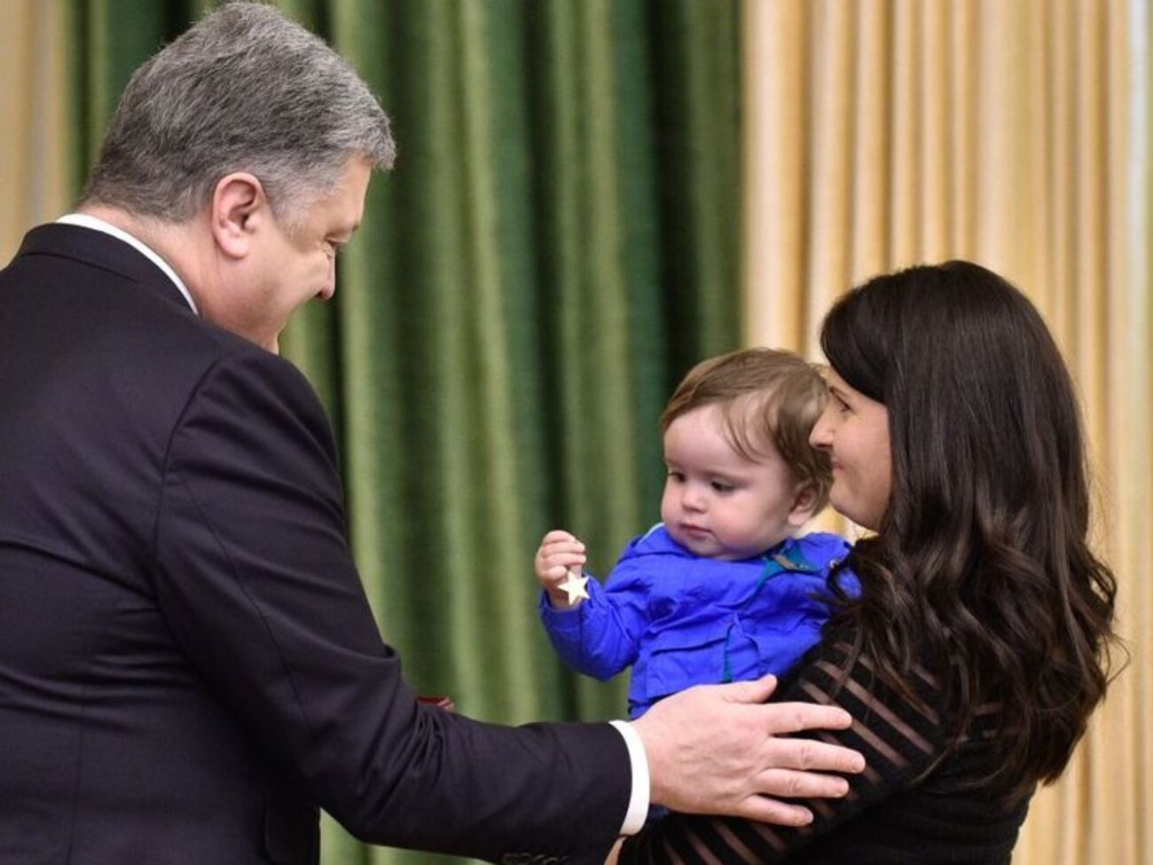 Порошенко вручив нагороду Андрія Кизила його вдові