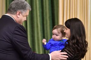 Порошенко вручив нагороду Андрія Кизила його вдові