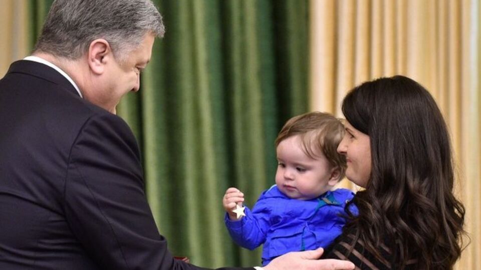 Порошенко вручив нагороду Андрія Кизила його вдові