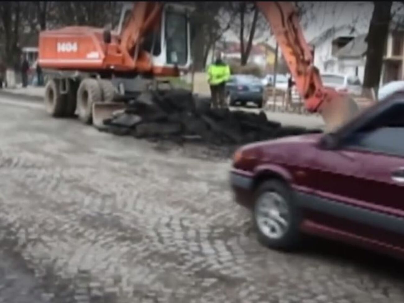 В Закарпатье снимают дырявый современный асфальт