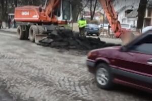 У Закарпатті знімають дірявий сучасний асфальт
