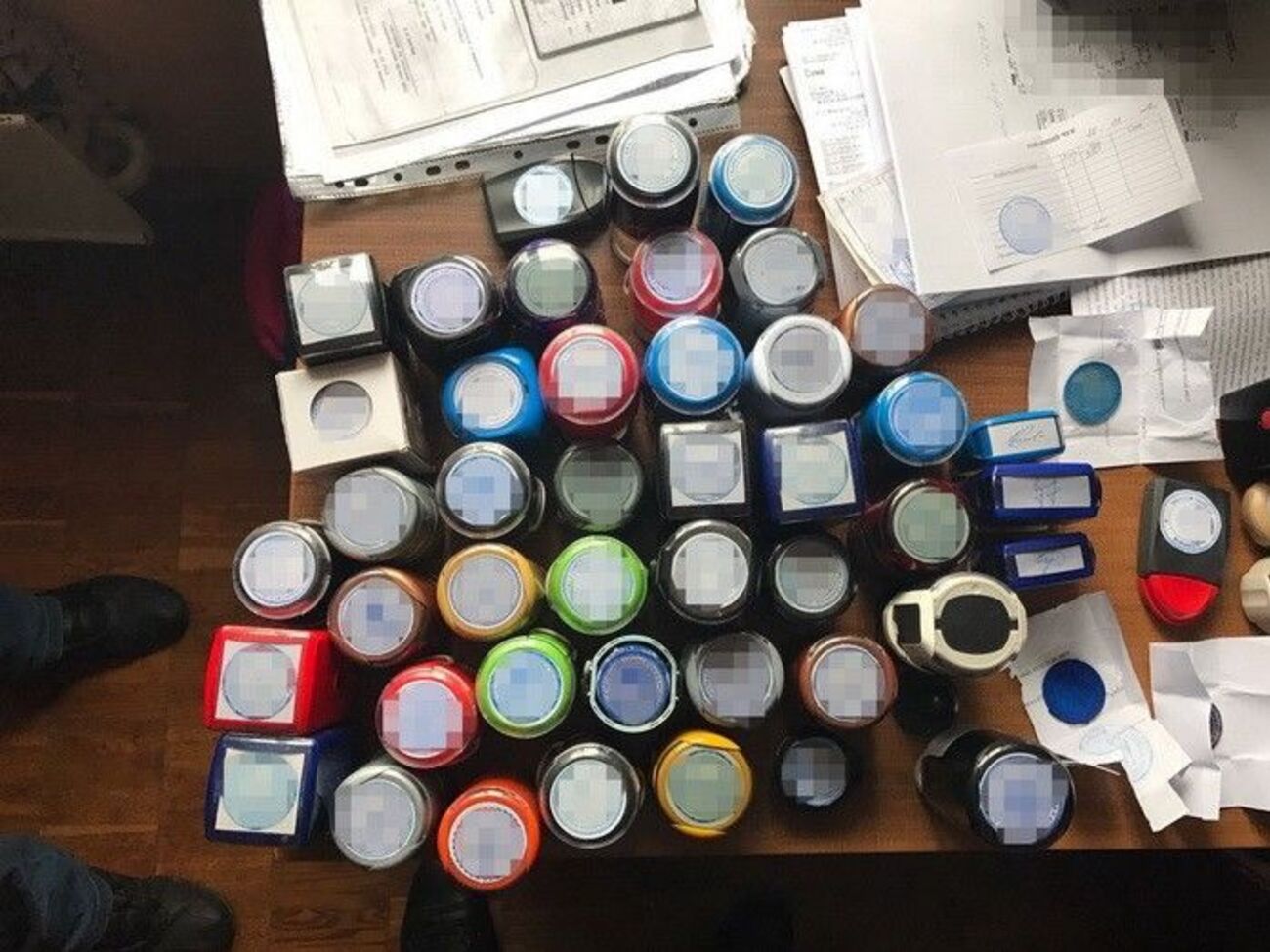 Під час обшуків вилучили фіктивні печатки