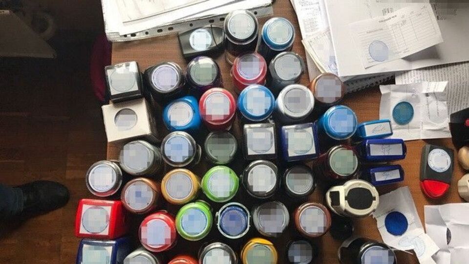 Під час обшуків вилучили фіктивні печатки