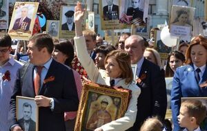 Поклонская приходила с иконой Николая II 9 мая на акцию "Бессмертный полк", предполагающую шествие с портретами воевавших родственников