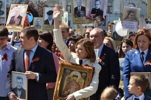 Поклонская приходила с иконой Николая II 9 мая на акцию "Бессмертный полк", предполагающую шествие с портретами воевавших родственников