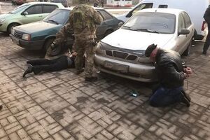 СБУ затримала організатора банди і трьох його спільників під час отримання грошей