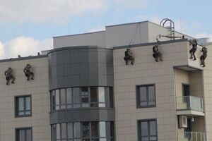 Воздушный спецназ показал свои навыки