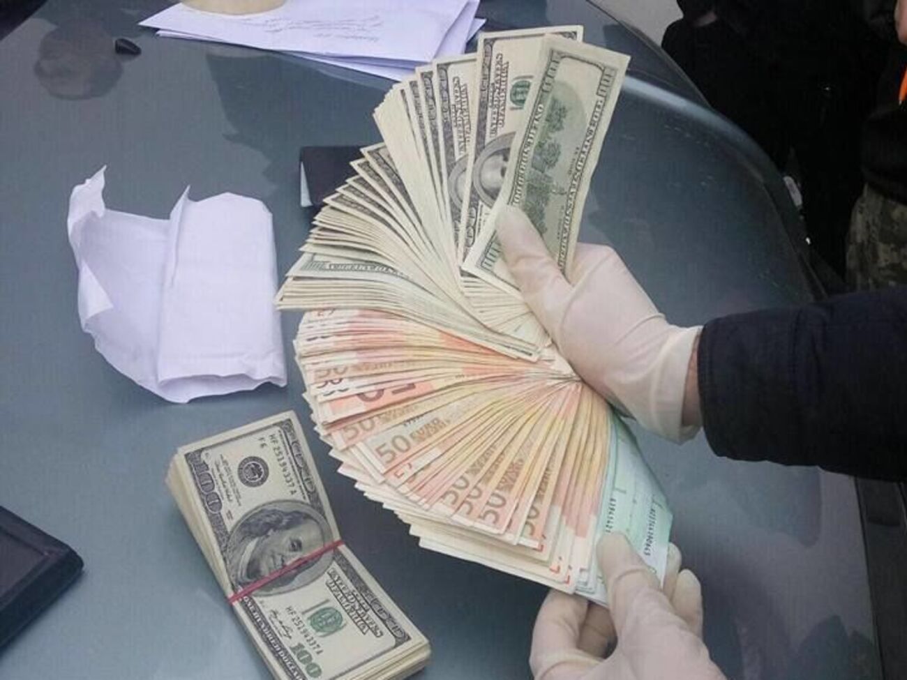 Аваков: &euro;15 тыс. и $5 тыс. привезли руководству управления руководители лесхозов