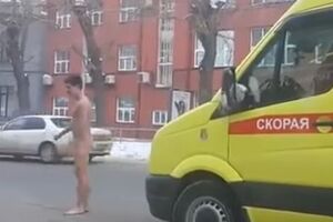Голий чоловік напав на авто "швидкої" в Новосибірську