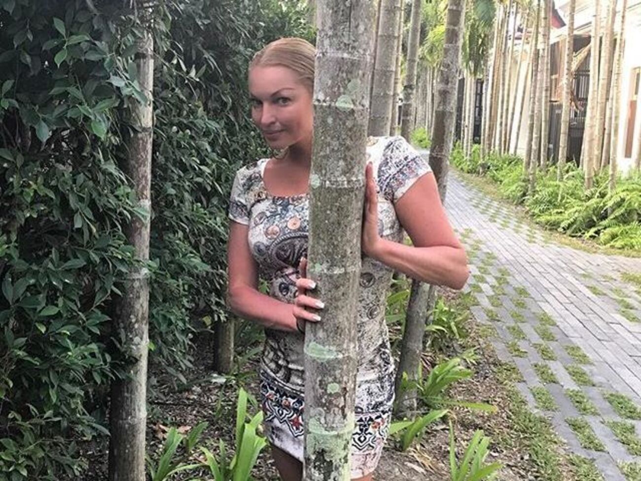 Волочкова знову показала шпагат і оголила груди