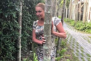 Волочкова знову показала шпагат і оголила груди