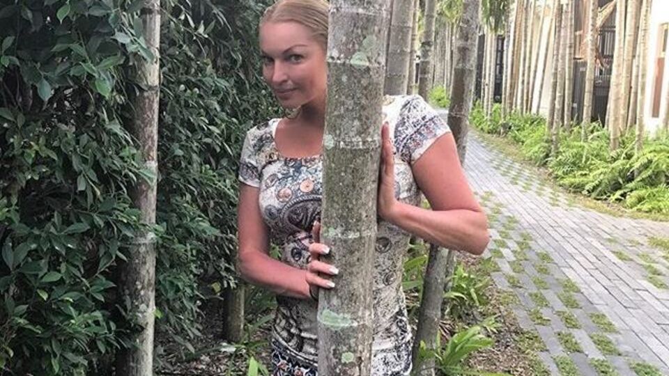 Волочкова знову показала шпагат і оголила груди