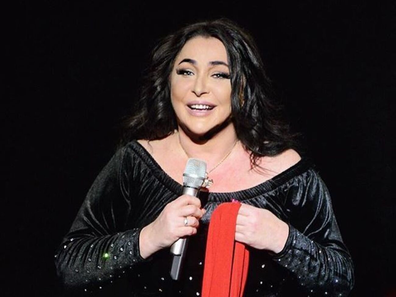 53-летняя Лолита попрыгала на сцене