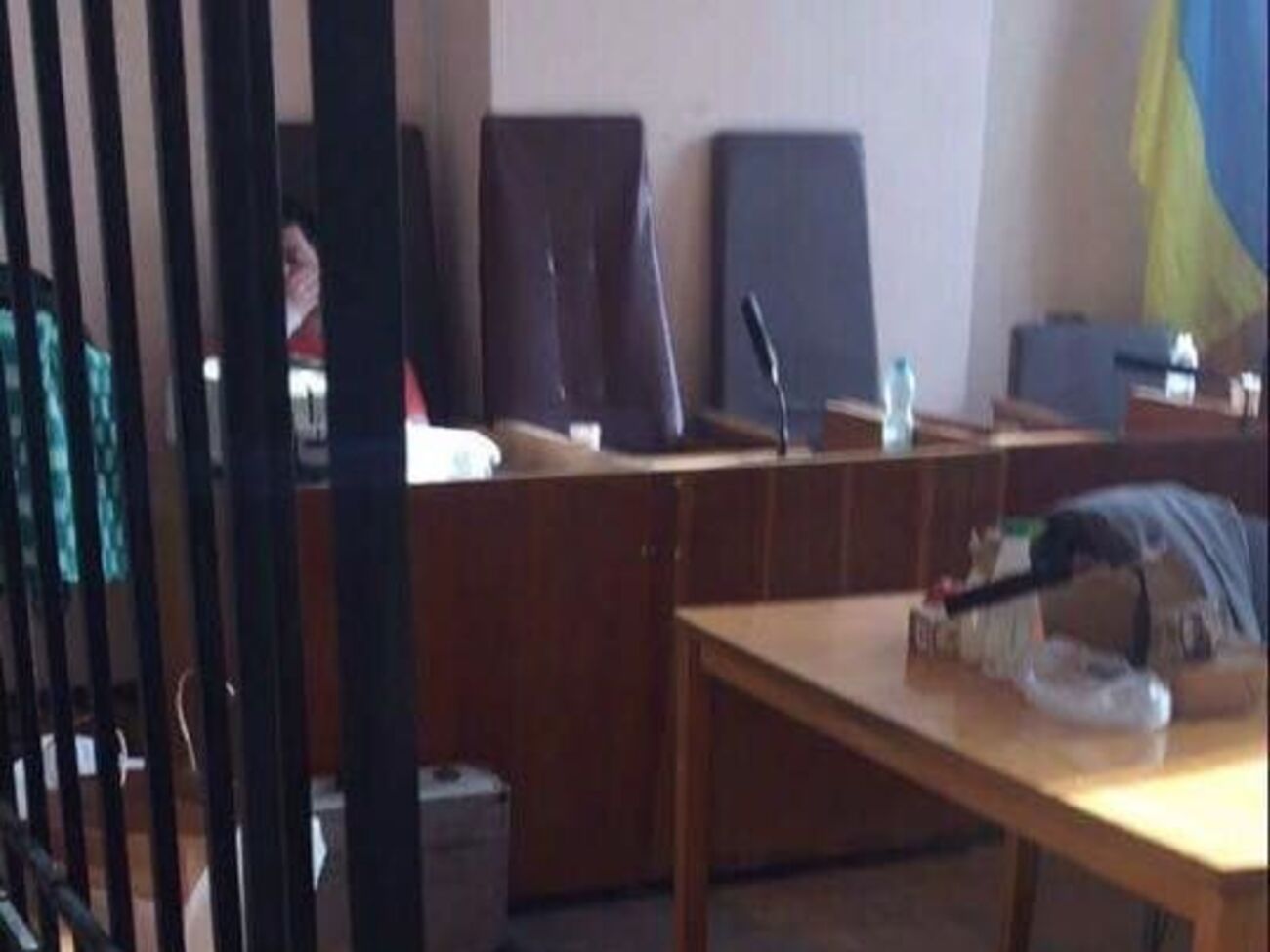 Сейтбуллаєва: Насіров вже встав, ходить по залу і навіть зайняв крісло судді. Три доби він лежав на ношах