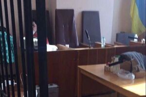 Сейтбуллаєва: Насіров вже встав, ходить по залу і навіть зайняв крісло судді. Три доби він лежав на ношах